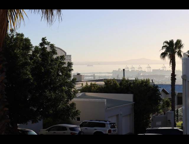 2 BEDROOM PROPERTY TO RENT IN VREDEHOEK